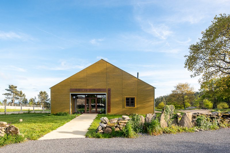 casa de madeira para maiores feita por carreira montes arquitectura