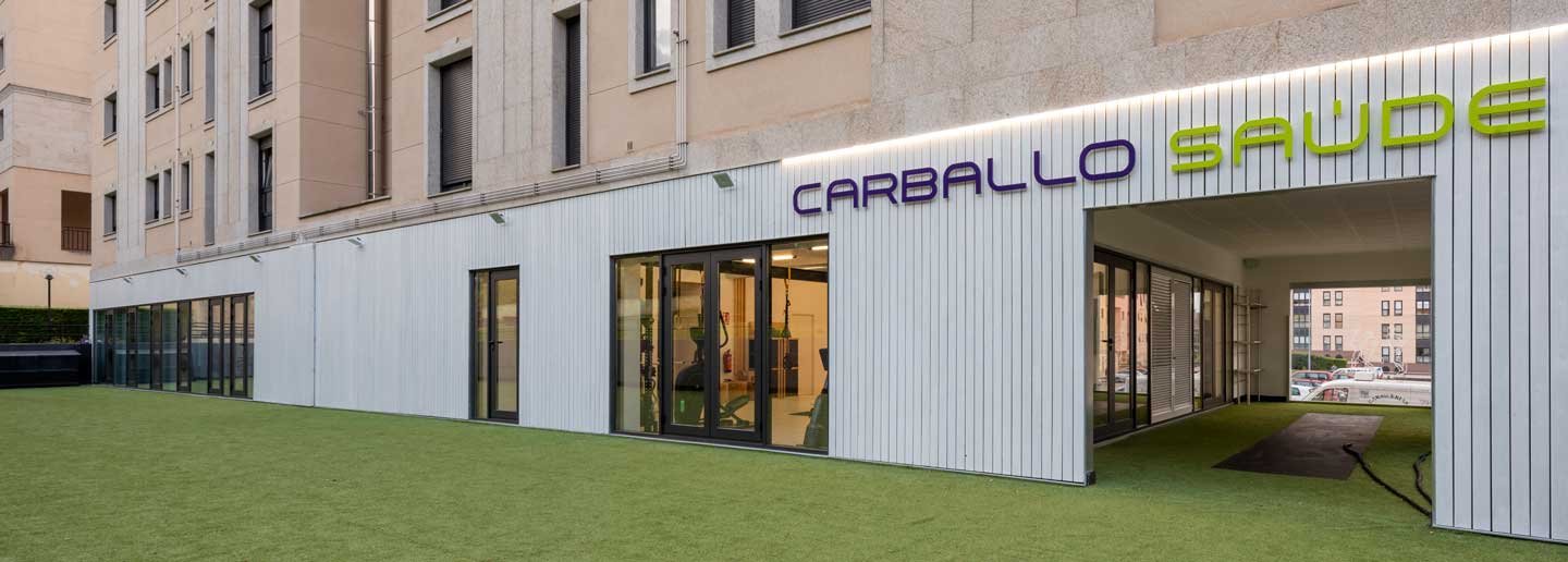 box fisioterapia carballo saude exterior cartel