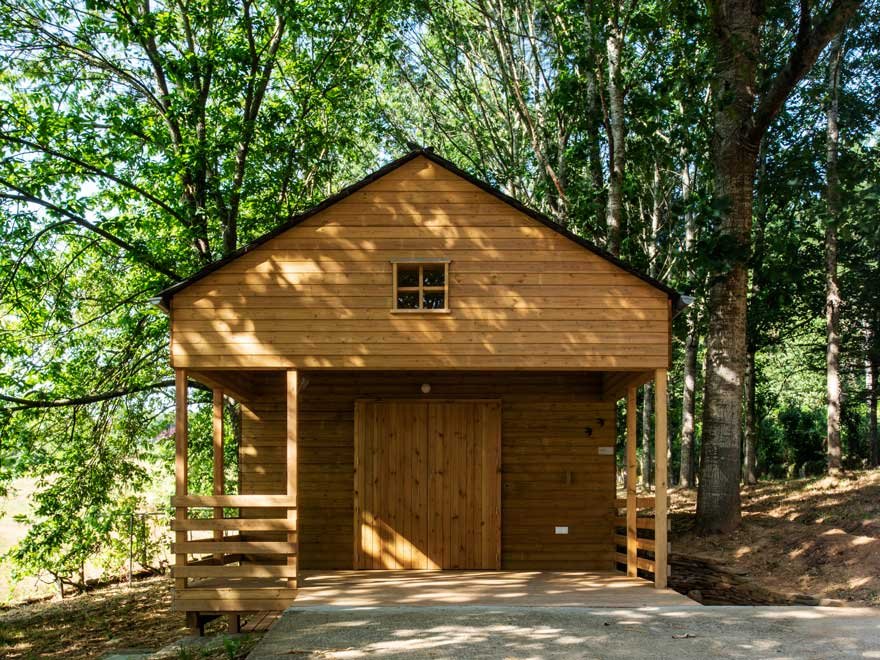 refugio-madera-arboles-cabana-abierto-cerrado